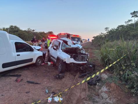 Colisão entre três veículos mata dois na BR-163 no Nortão
