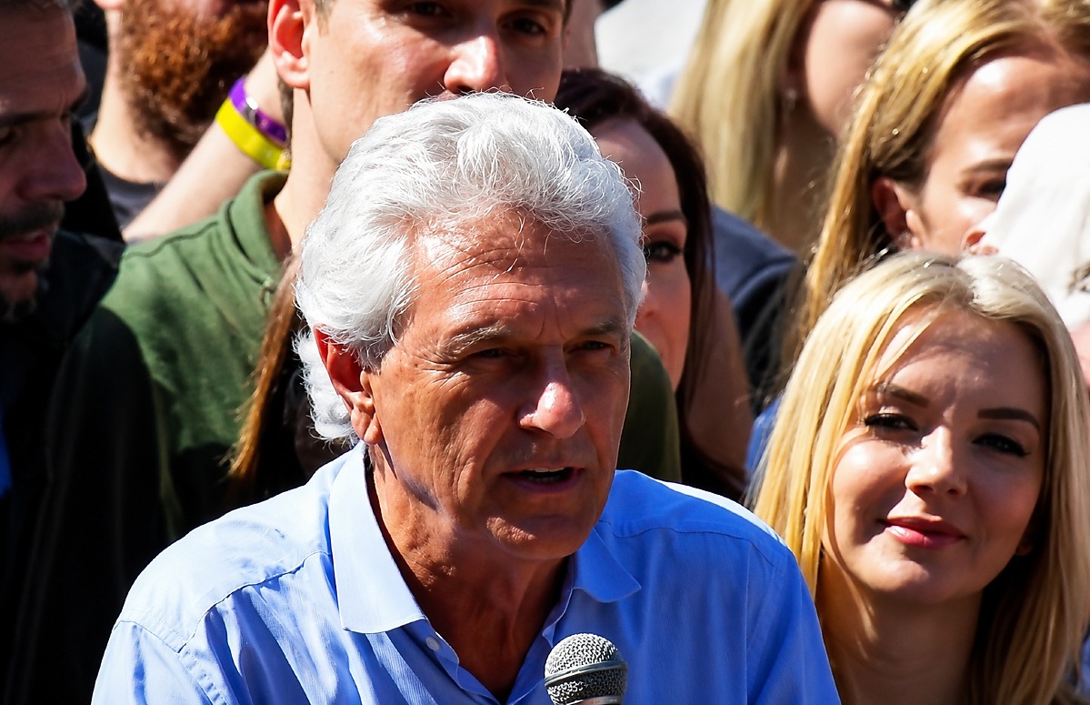 Caiado anuncia candidatura à Presidência e ironiza Flávio Bolsonaro