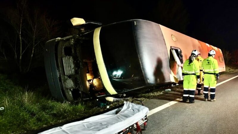 Ônibus com 37 passageiros tomba na BR-163 em Nova Mutum e deixa feridos