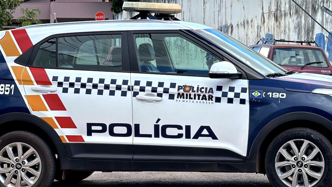 Dupla armada rende casal e leva R$ 6,5 mil em joias e dinheiro em Cuiabá