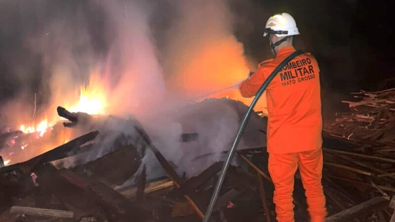 Fogo atinge fábrica de carvão em área rural de Alta Floresta e não deixa feridos
