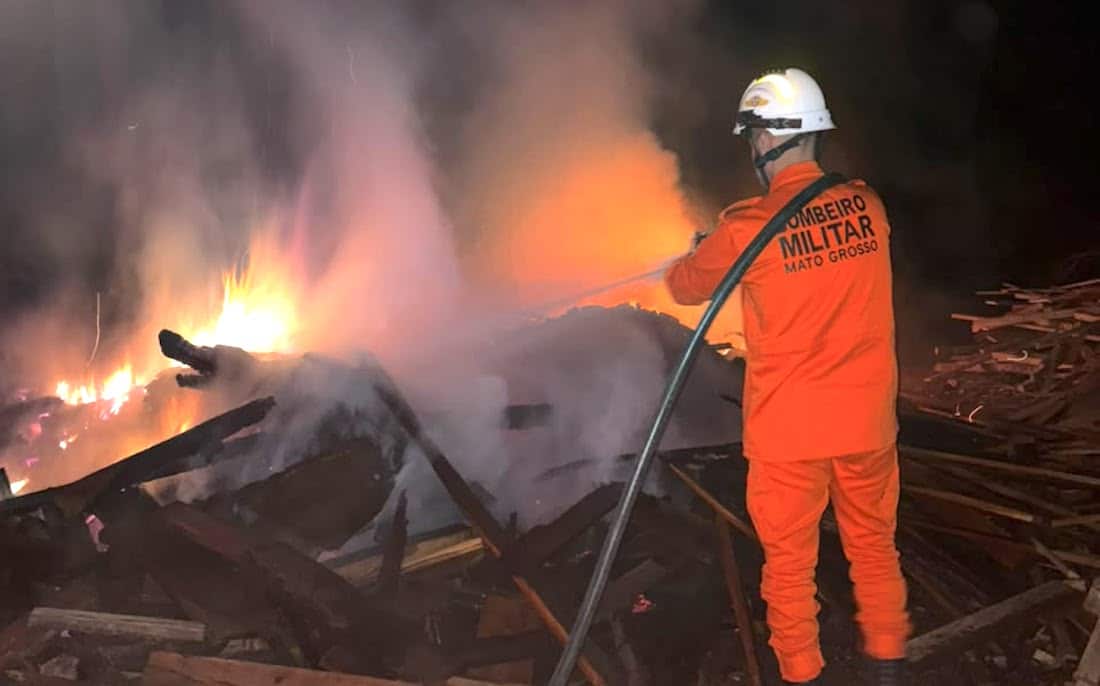 Fogo atinge fábrica de carvão em área rural de Alta Floresta e não deixa feridos