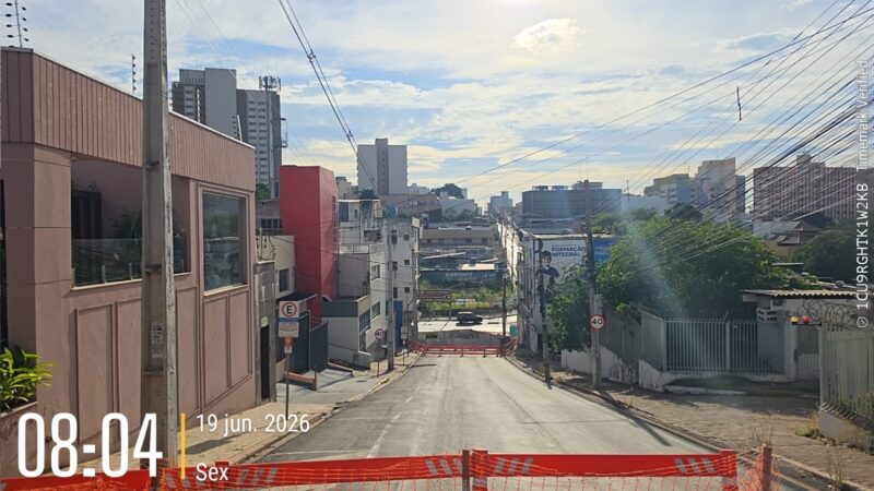 Rua Comandante Costa segue interditada até domingo por obras de esgoto em Cuiabá