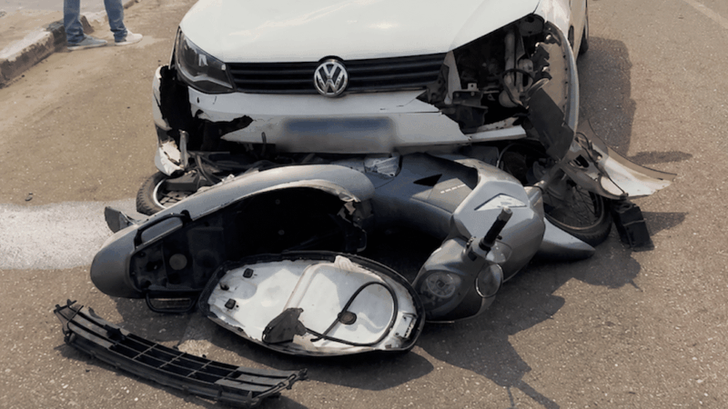 Motociclista se fere em batida com carro em cruzamento do Jardim das Violetas