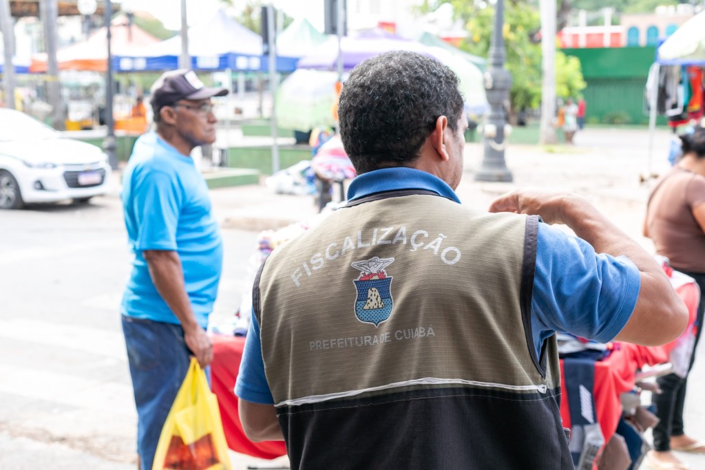 Ordem Pública orienta ambulantes no centro e interdita trailers abandonados em Cuiabá