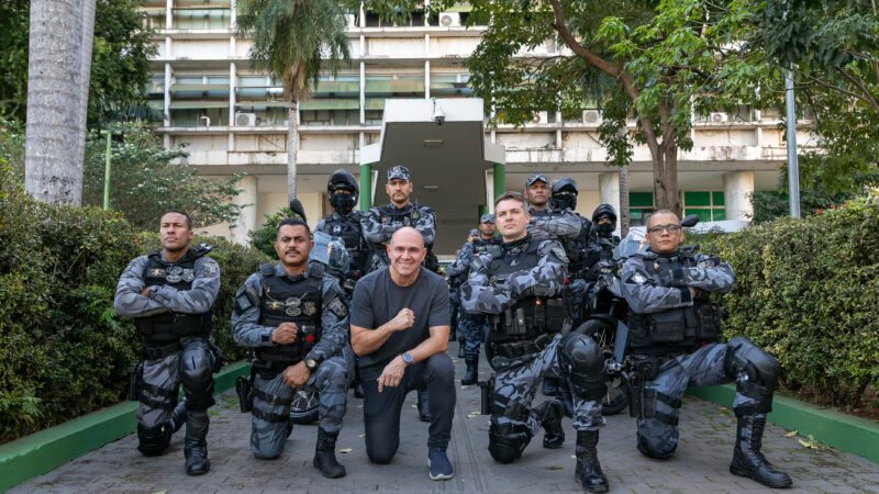 Prefeito de Cuiabá recebe policiais que iniciam estágio operacional em motopatrulhamento tático