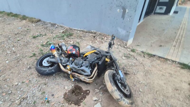 Condutor morre ao perder o controle e moto de alta cilindrada atingir muro em Sinop