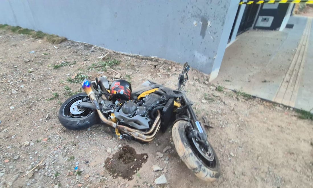 Condutor morre ao perder o controle e moto de alta cilindrada atingir muro em Sinop