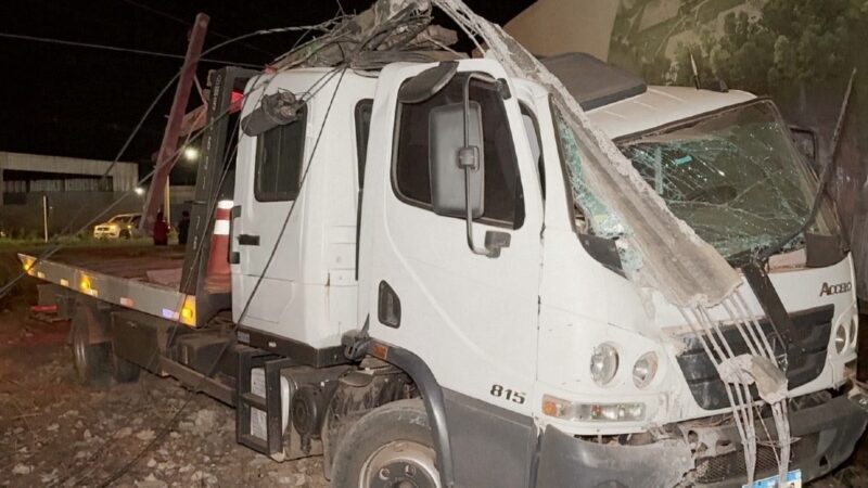 Sinop: caminhão colide com carro e derruba poste na MT-140