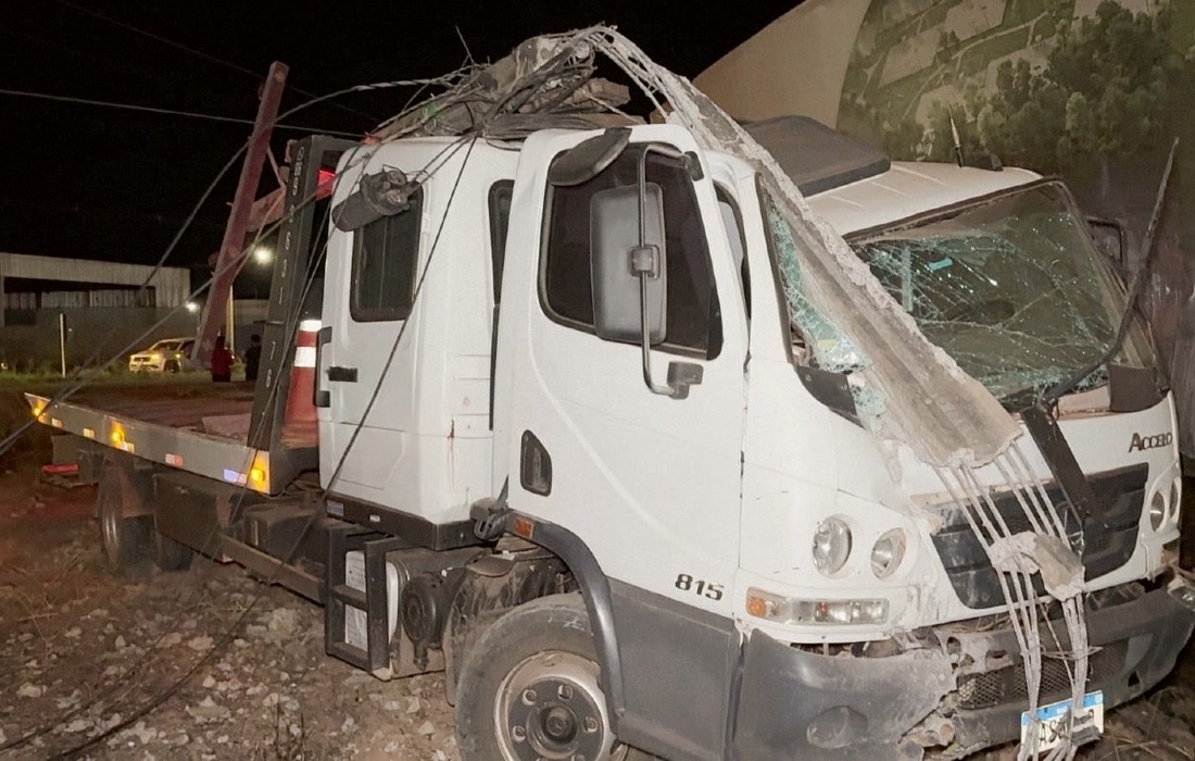 Sinop: caminhão colide com carro e derruba poste na MT-140