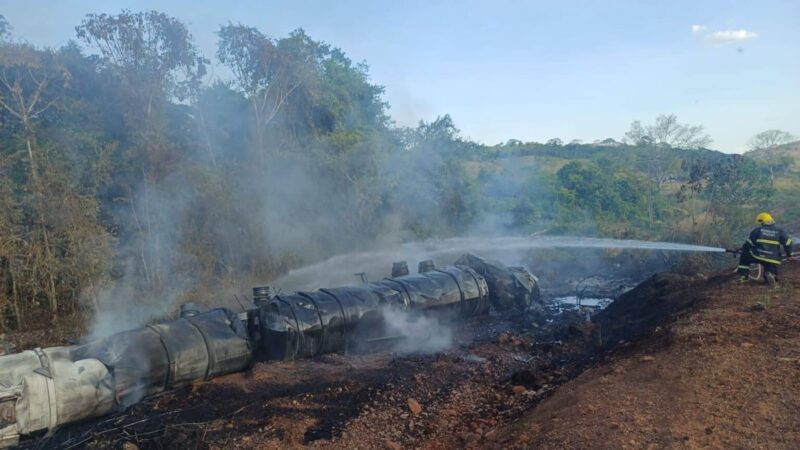 Carreta carregada com óleo diesel tomba e pega fogo na BR-163 em Guarantã