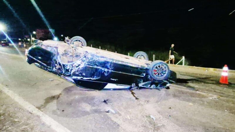 Carro capota em via lateral da BR-163 em Sinop