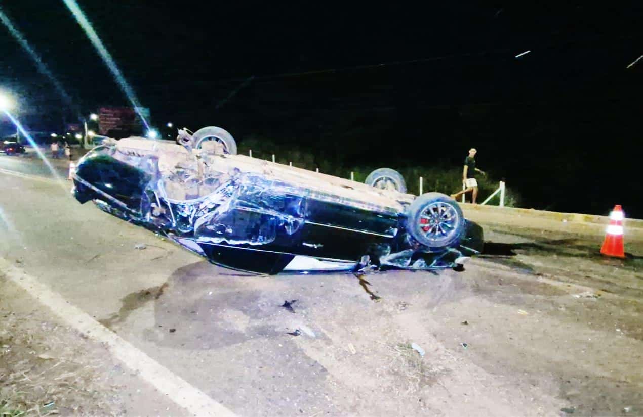 Carro capota em via lateral da BR-163 em Sinop