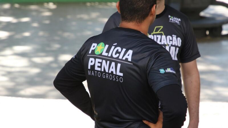 Policiais penais detém advogado tentando entrar na penitenciária em Cuiabá com comprimidos, pó branco e camisetas