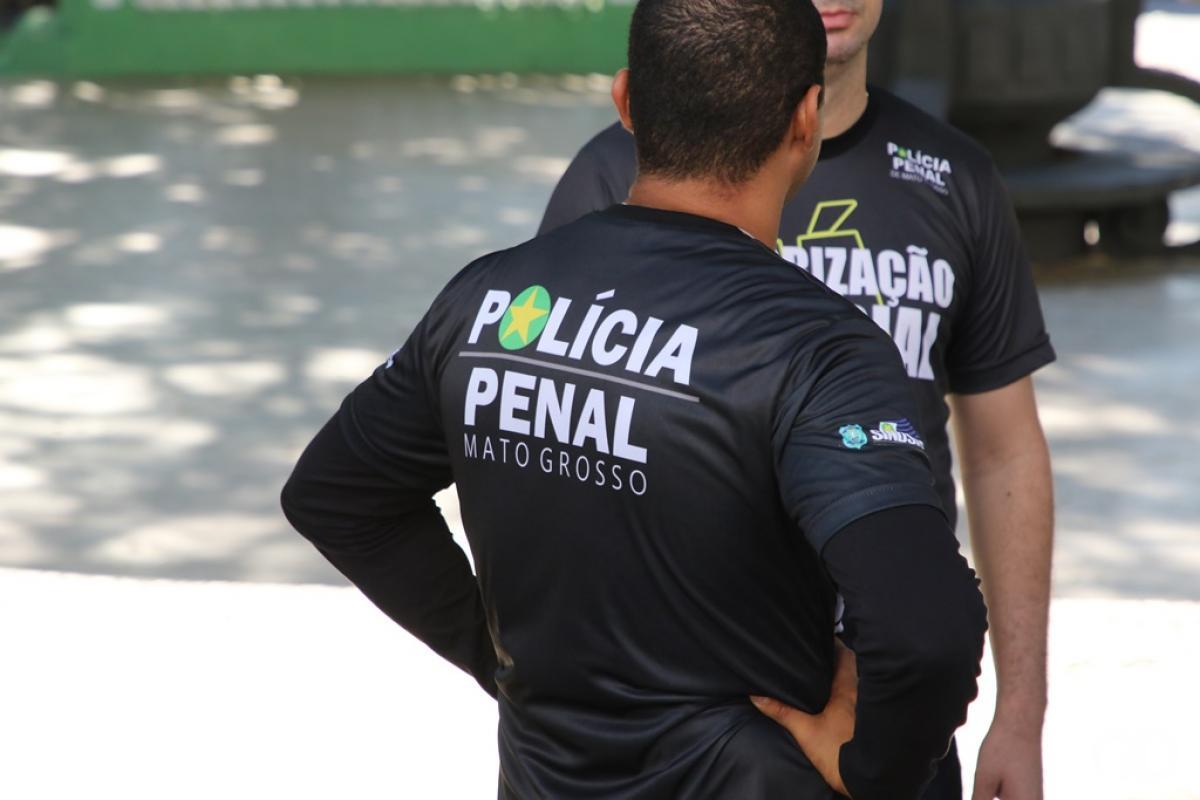 Policiais penais detém advogado tentando entrar na penitenciária em Cuiabá com comprimidos, pó branco e camisetas