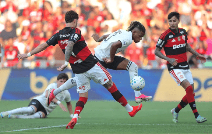 Em partida com três gols anulados, Flamengo vence Botafogo e pressiona Palmeiras no Brasileirão