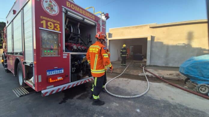 Incêndio atinge parte de residência em construção em Sinop