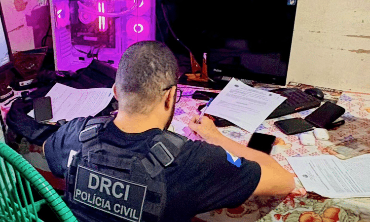 PC cumpre mandados no PR contra suspeito de aliciar menina em MT