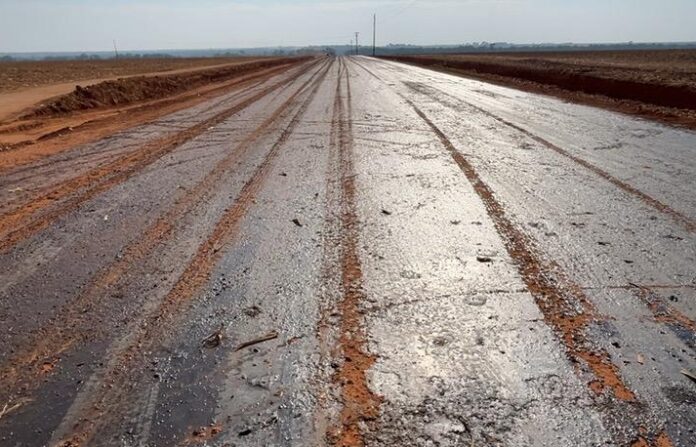 Prefeitura critica vandalismo em obra de asfalto no Nortão; motorista retirou sinalização e acessou trecho interditado