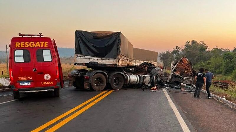 Três mortos e um ferido em acidente entre carreta e caminhão em rodovia de Mato Grosso