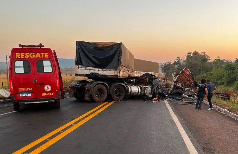 Três mortos e um ferido em acidente entre carreta e caminhão em rodovia de Mato Grosso