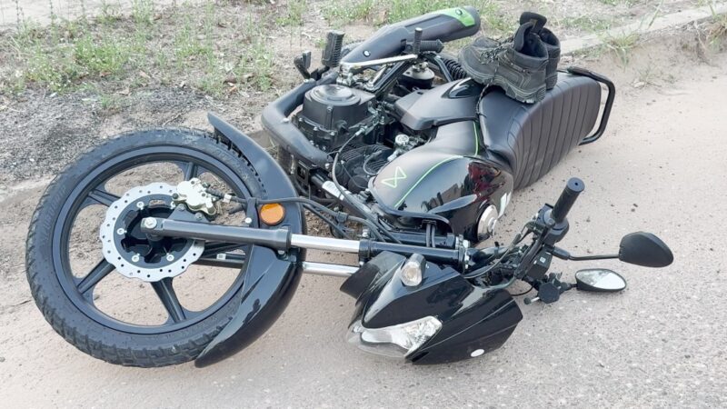 Motociclista fica com suspeita de fratura após batida com carro no bairro Itália II, em Sinop