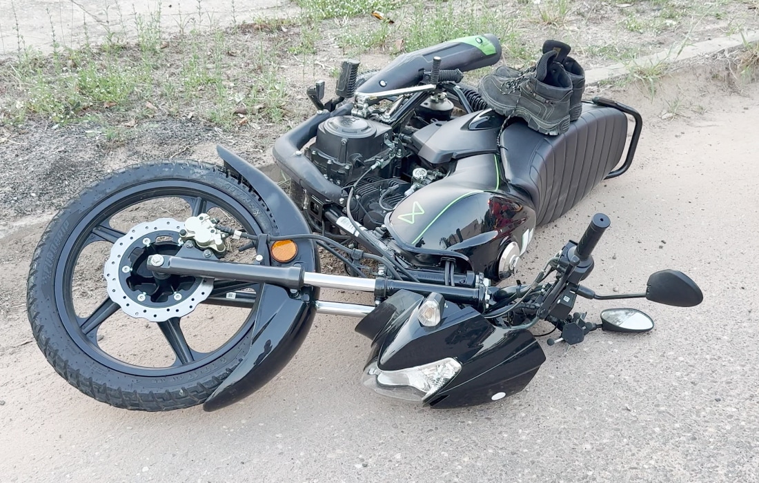 Motociclista fica com suspeita de fratura após batida com carro no bairro Itália II, em Sinop