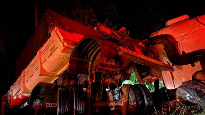 Caminhão carregado com soja tomba após colisão em Lucas do Rio Verde