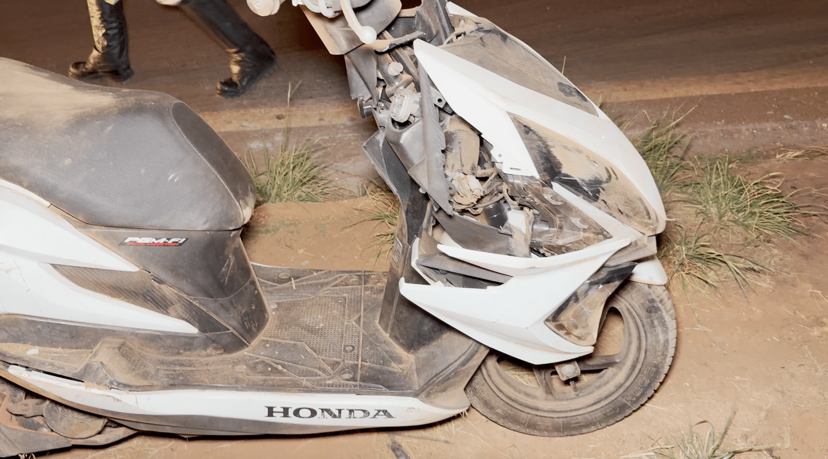 Motociclista perde o controle e cai em vala de escoamento às margens da BR-163, em Sinop