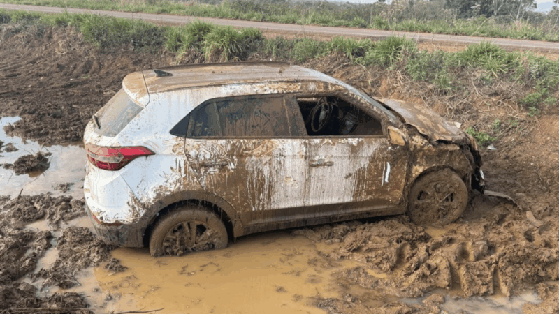 Motorista fica preso sob o próprio carro após capotamento na BR-174