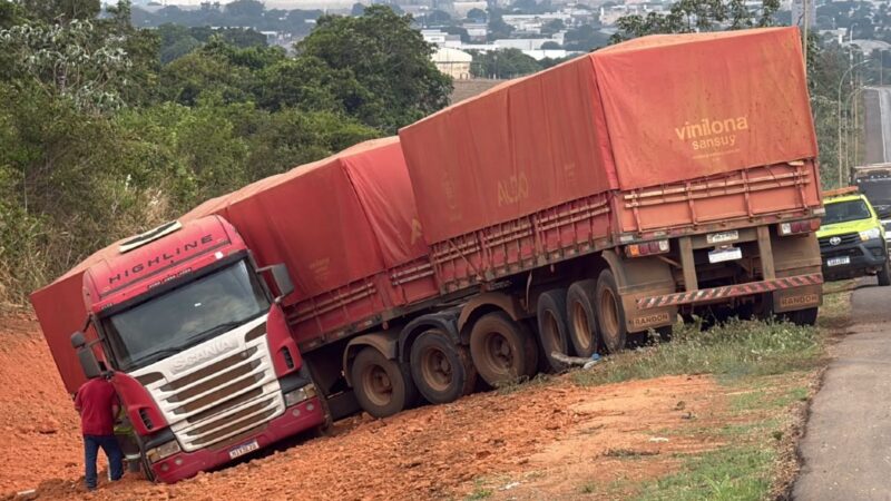 Carreta, betoneira e Kwid batem na BR-163 em Sorriso e deixam um ferido