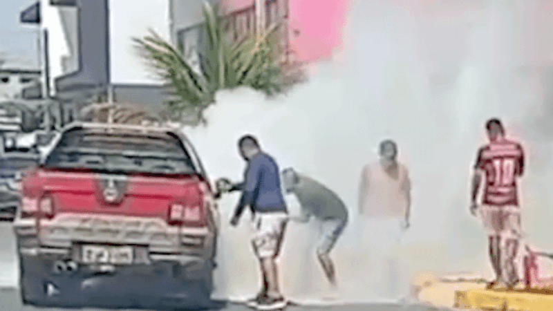 Fiat Strada pega fogo na avenida Brasil, em Lucas do Rio Verde, e populares ajudam a apagar as chamas