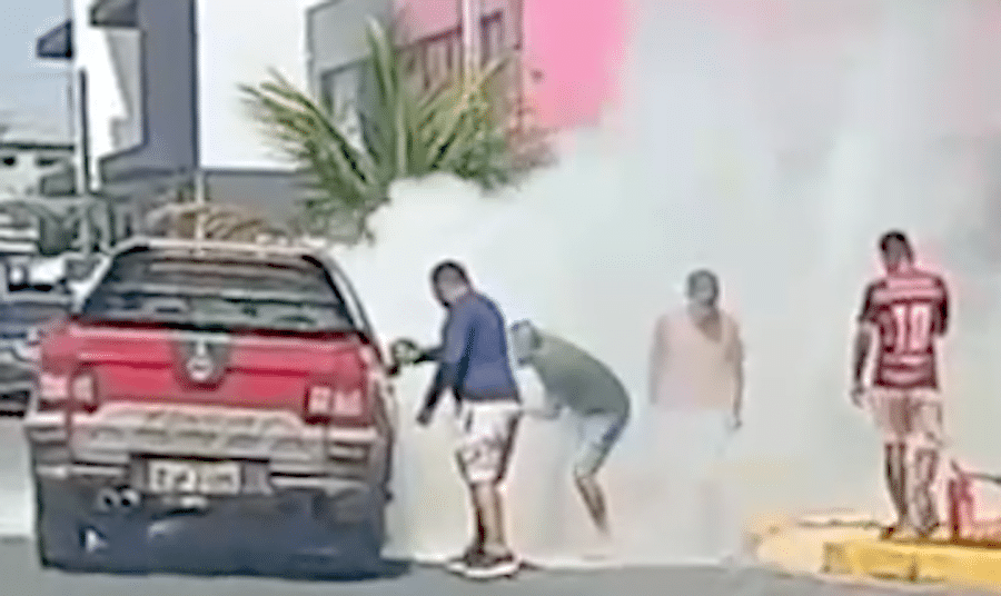 Fiat Strada pega fogo na avenida Brasil, em Lucas do Rio Verde, e populares ajudam a apagar as chamas