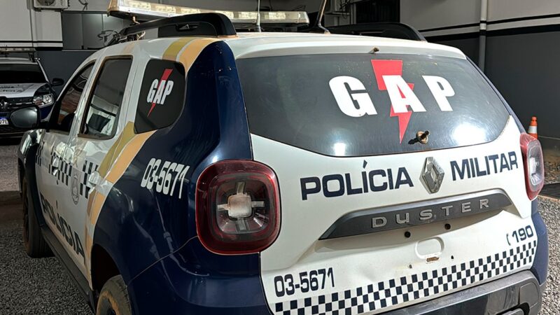 Adolescentes fogem de posto sem pagar, batem moto em viatura e são apreendidos em Sinop