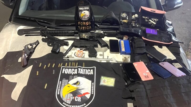 PM prende quatro após assalto a mineradora e apreende armas e simulacro de fuzil