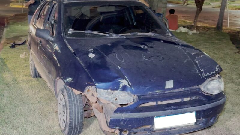 Batida entre carro e moto em semáforo deixa motociclista ferido em Sinop