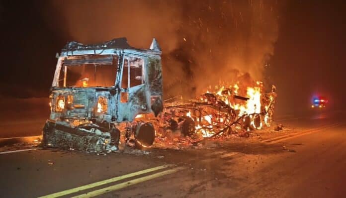 Caminhão é destruído por incêndio em rodovia no Nortão