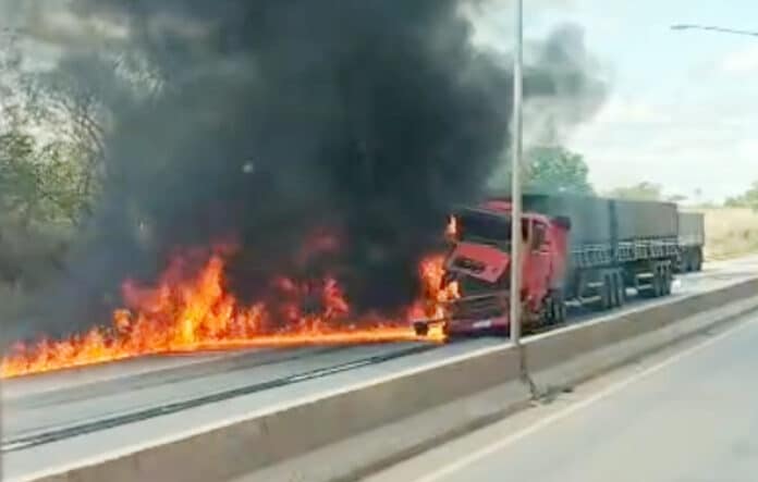 Carreta pega fogo após colidir com outra em rodovia de Mato Grosso