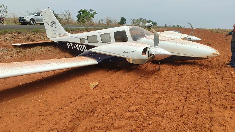 Avião a serviço de deputado faz pouso forçado às margens da MT-100, em Araguaiana