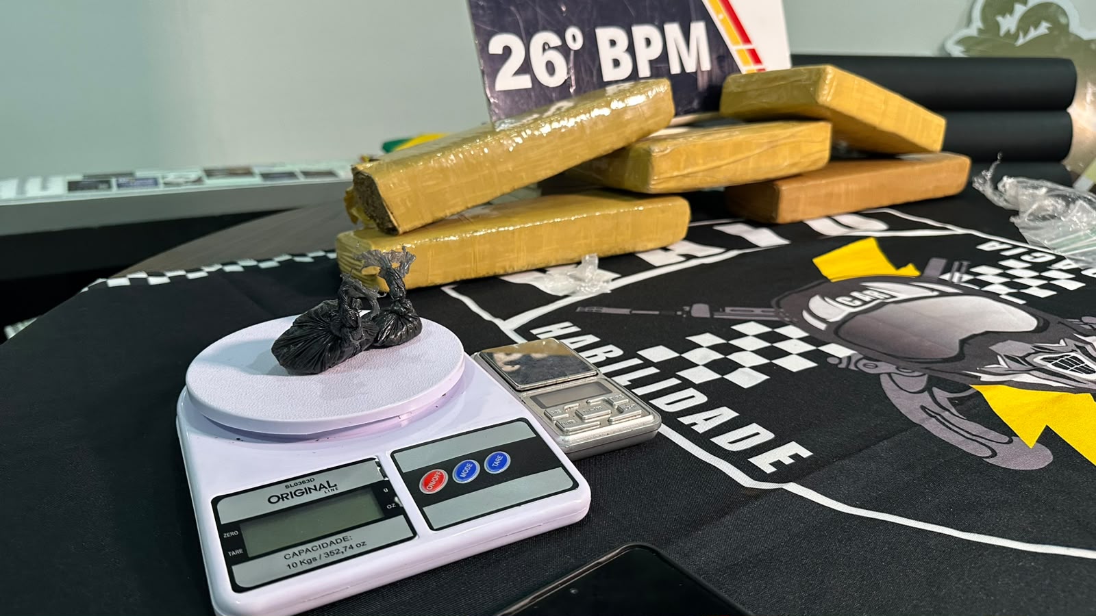 Cheiro de maconha em quitinete leva PM a prender homem com cinco tabletes da droga em Nova Mutum