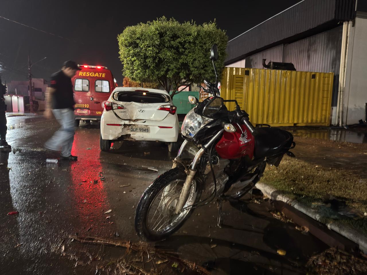 Motociclista colide na traseira de carro e é projetado sobre o veículo em Lucas do Rio Verde