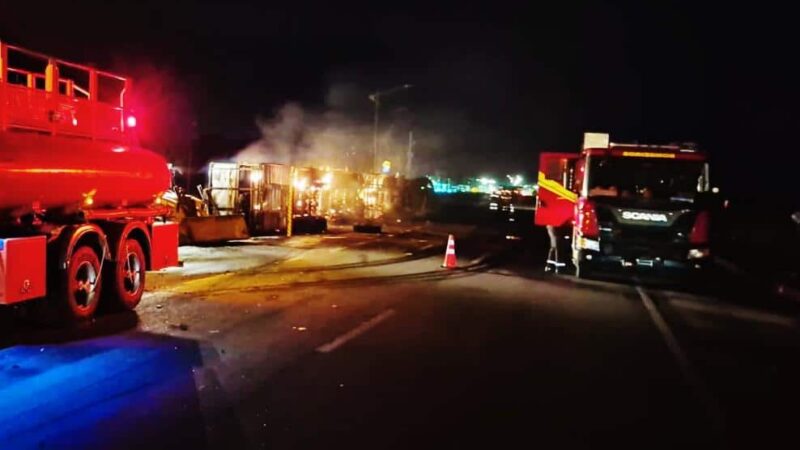 Carreta carregada com algodão tomba e pega fogo em Mato Grosso
