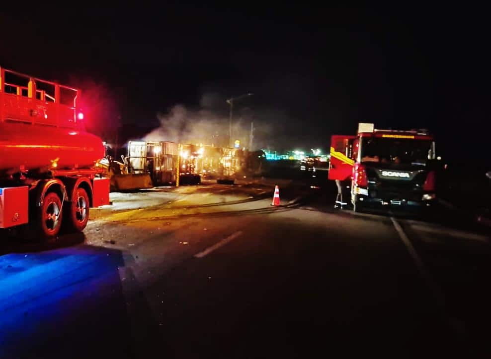 Carreta carregada com algodão tomba e pega fogo em Mato Grosso