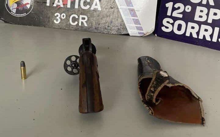 Pai e filha são levados à delegacia após PM achar revólver em carro em Sorriso