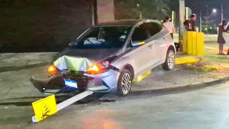Carro desgovernado bate em pilar e derruba placa na rotatória do Jardim das Nações, em Sinop