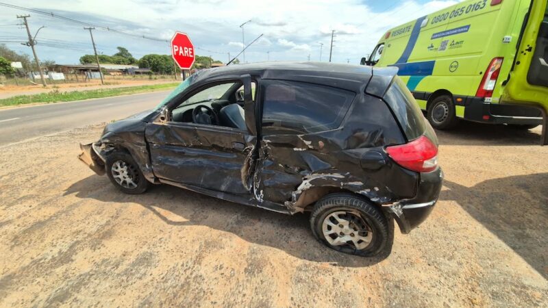 Carro e caminhão batem na BR-163, em Sinop, e ninguém fica ferido