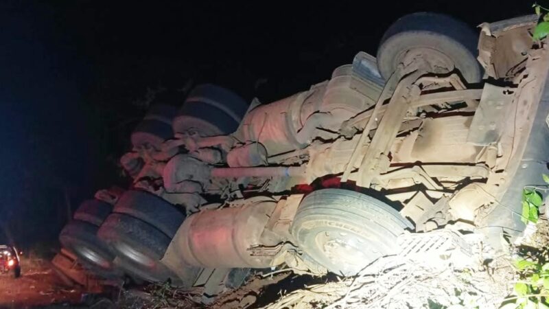 Carreta tomba e derrama 37 toneladas de soja na MT-344, em Dom Aquino