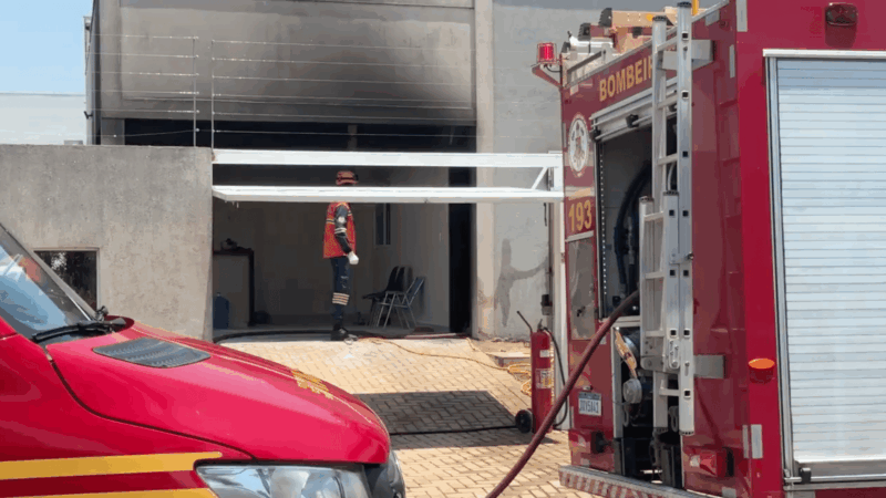 Incêndio atinge casa no bairro Rota do Sol, em Sorriso, e mulher sofre queimaduras