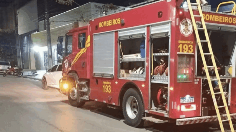 Bombeiros controlam princípio de incêndio em papelaria no centro de Lucas do Rio Verde