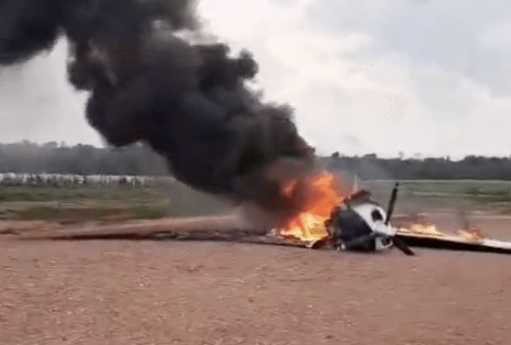 Piloto de avião interceptado pela FAB morre após confronto com policiais em Juara